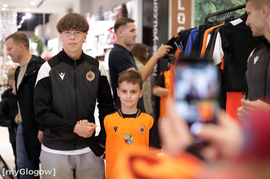 Piłkarze Chrobrego Głogów rozdawali autografy