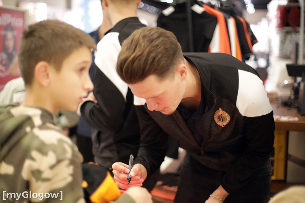 Piłkarze Chrobrego Głogów rozdawali autografy