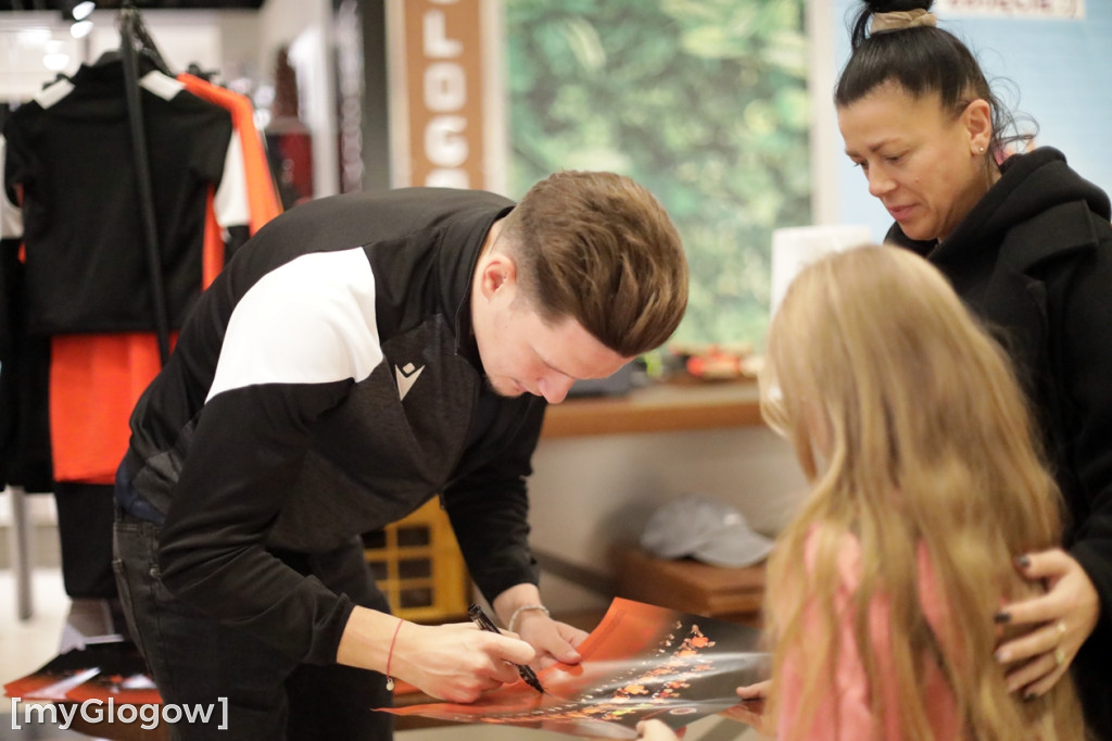 Piłkarze Chrobrego Głogów rozdawali autografy