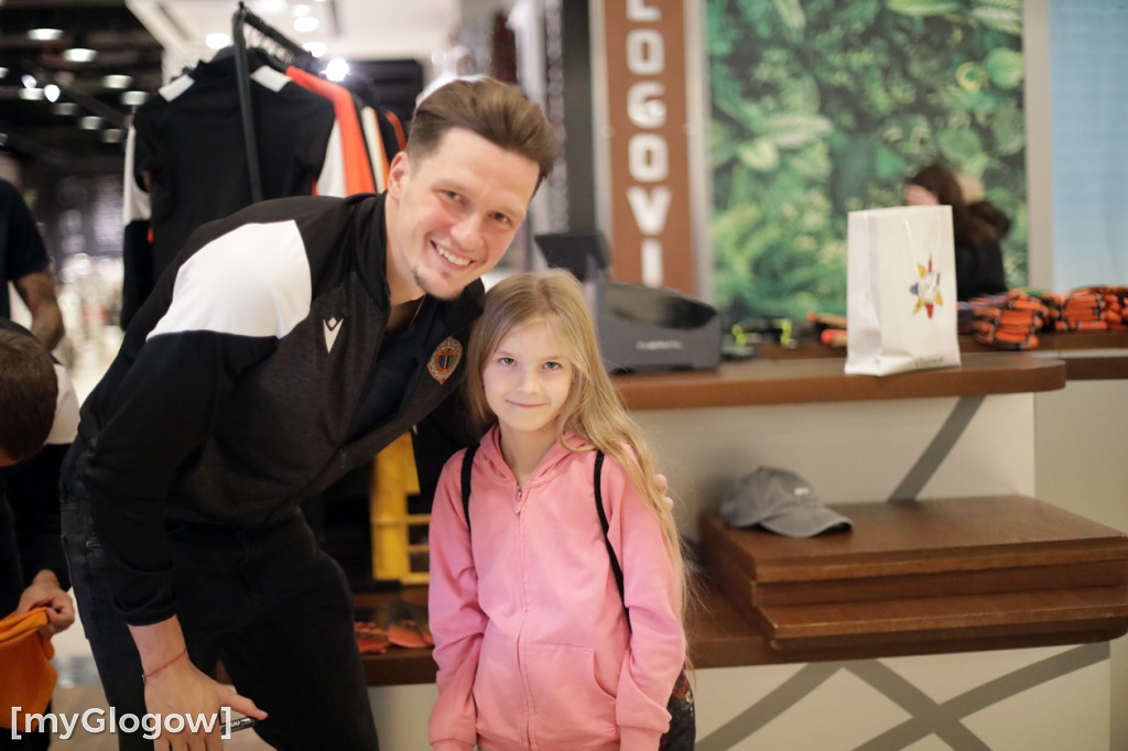 Piłkarze Chrobrego Głogów rozdawali autografy