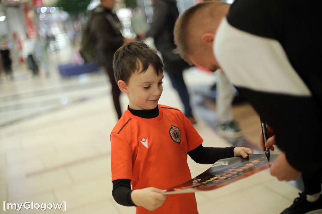 Piłkarze Chrobrego Głogów rozdawali autografy