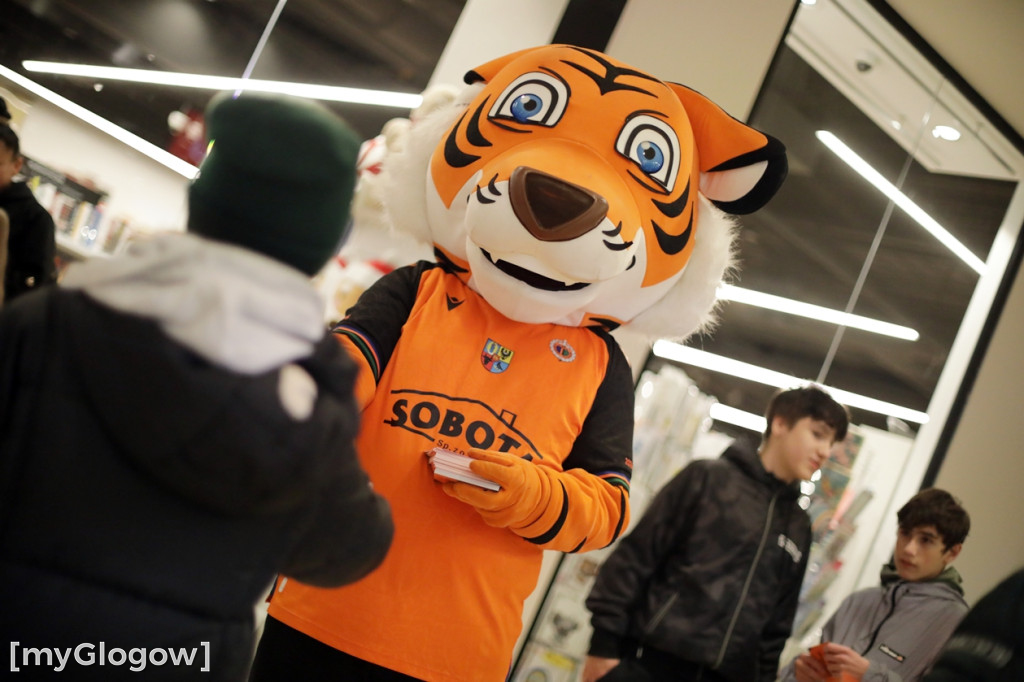 Piłkarze Chrobrego Głogów rozdawali autografy