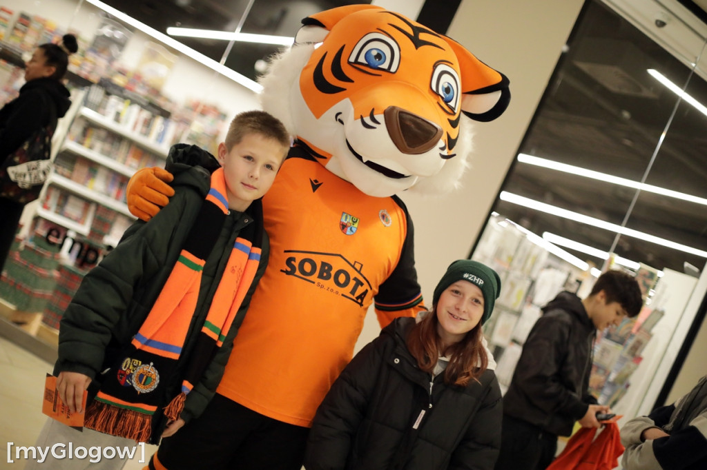 Piłkarze Chrobrego Głogów rozdawali autografy