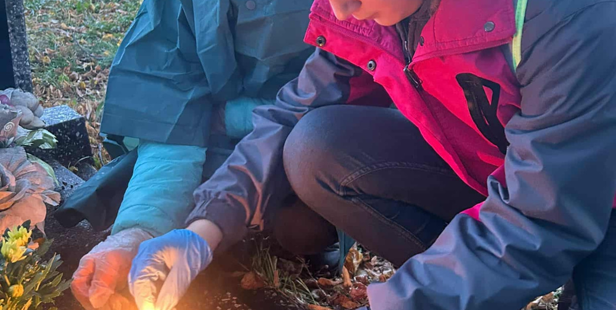 Harcerze ZHP zadbali o groby i pomogli