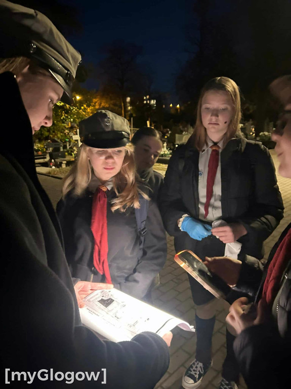 Harcerze ZHP zadbali o groby i pomogli