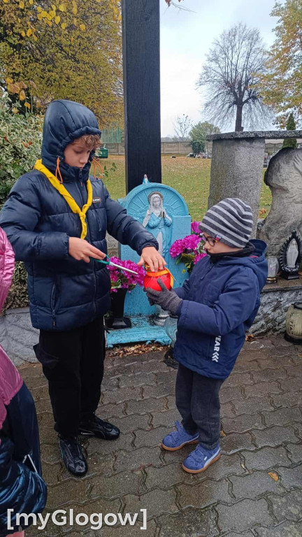 Harcerze ZHP zadbali o groby i pomogli