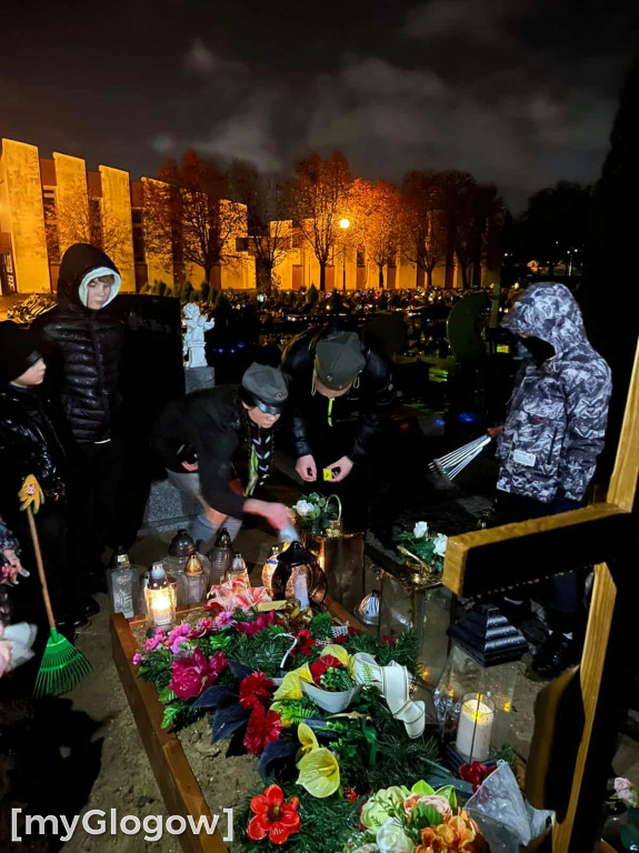 Harcerze ZHP zadbali o groby i pomogli