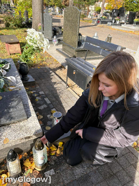 Harcerze ZHP zadbali o groby i pomogli