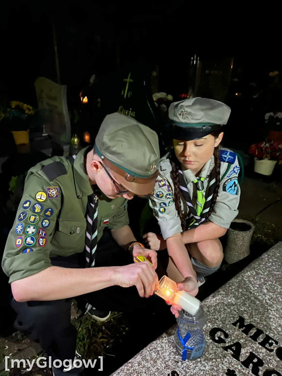 Harcerze ZHP zadbali o groby i pomogli