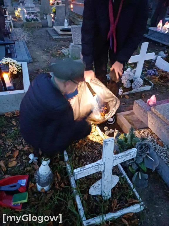 Harcerze ZHP zadbali o groby i pomogli