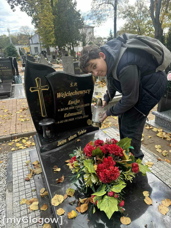 Harcerze ZHP zadbali o groby i pomogli