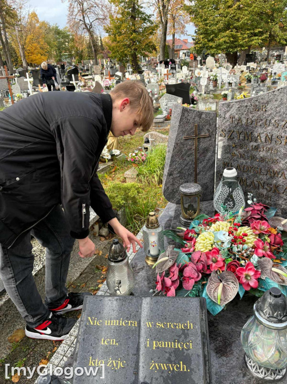 Harcerze ZHP zadbali o groby i pomogli