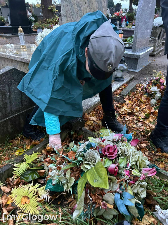 Harcerze ZHP zadbali o groby i pomogli
