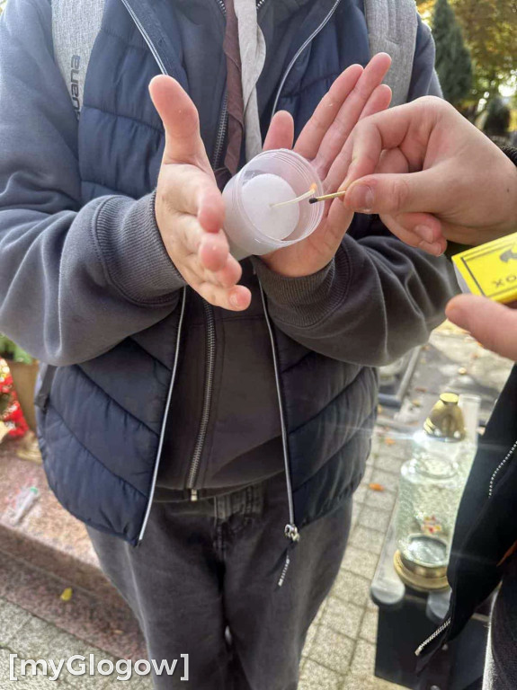 Harcerze ZHP zadbali o groby i pomogli