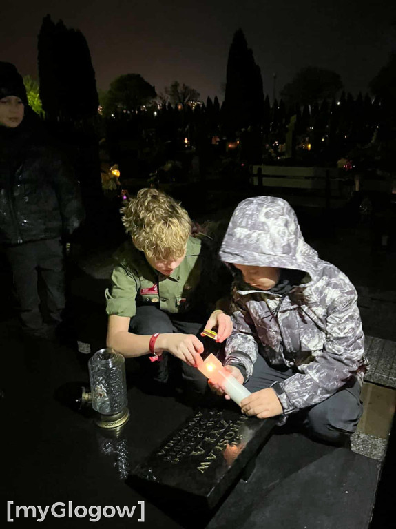 Harcerze ZHP zadbali o groby i pomogli