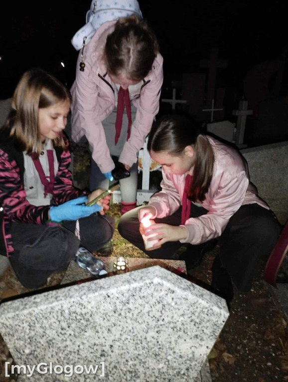 Harcerze ZHP zadbali o groby i pomogli