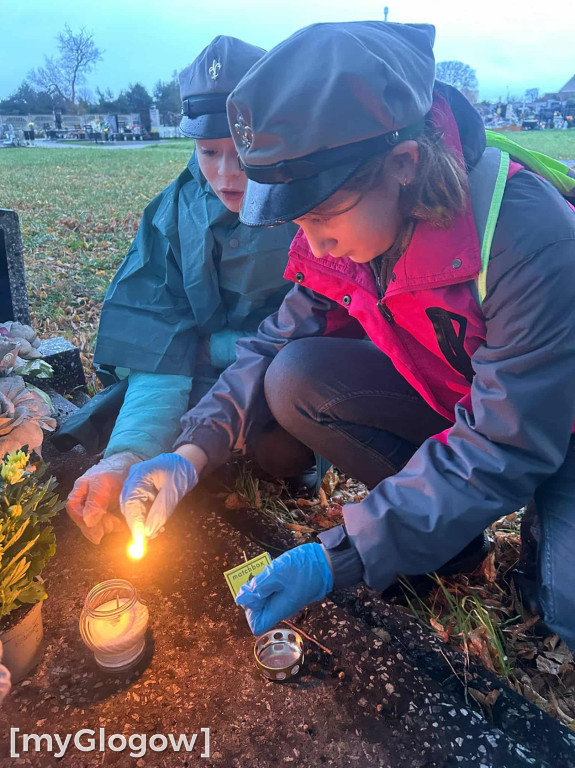 Harcerze ZHP zadbali o groby i pomogli