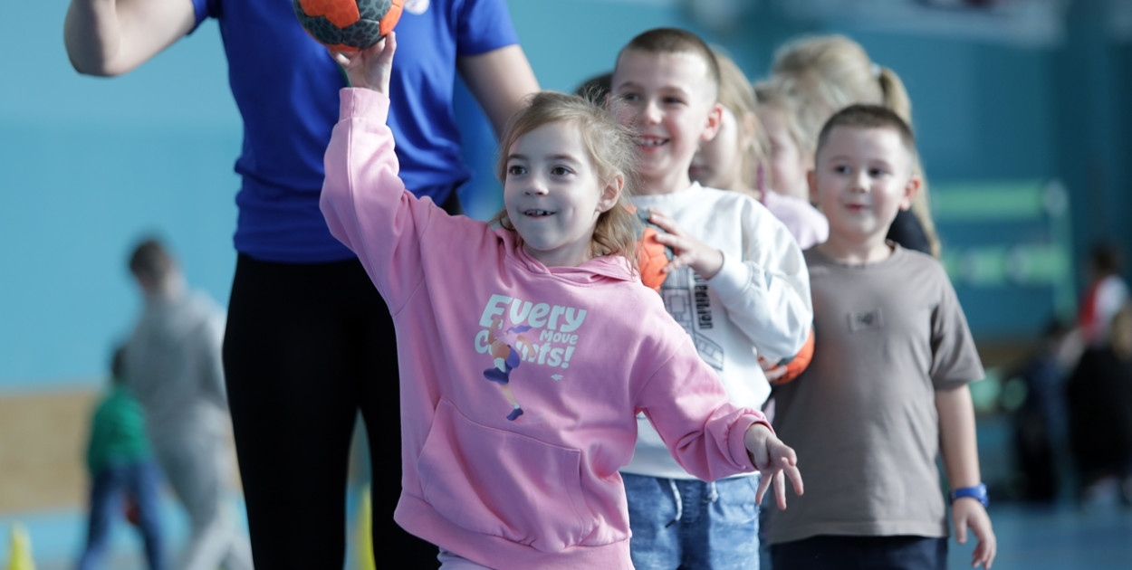 Uczniowie trenowali ze szczypiornistami