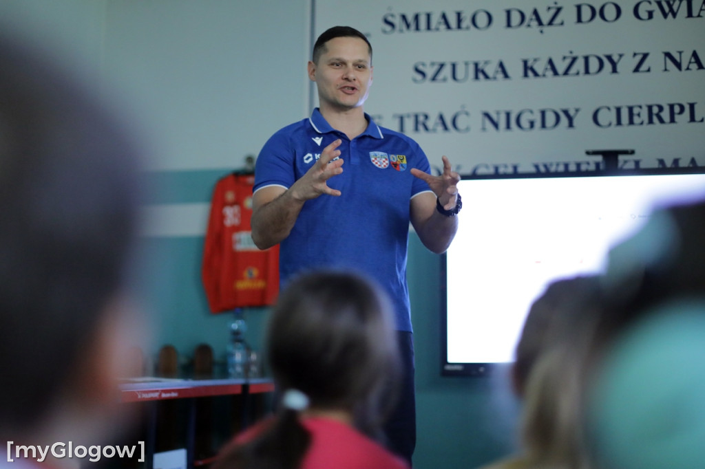 Uczniowie trenowali ze szczypiornistami