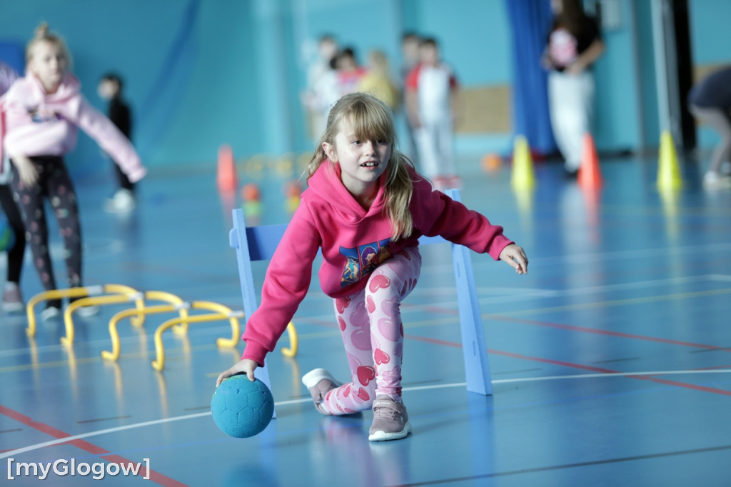 Uczniowie trenowali ze szczypiornistami