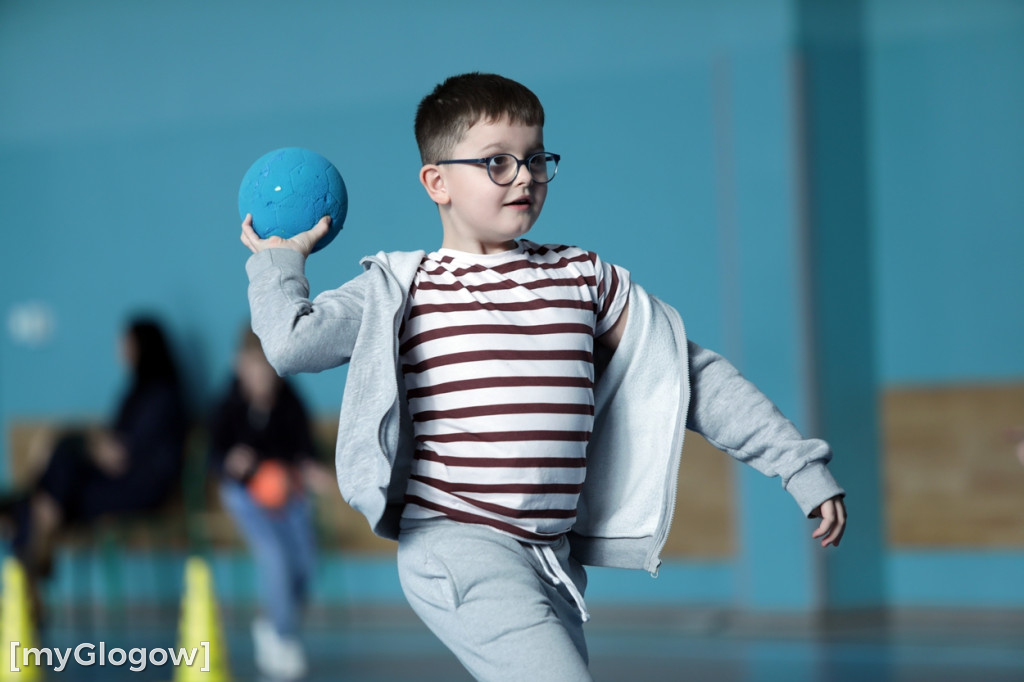 Uczniowie trenowali ze szczypiornistami
