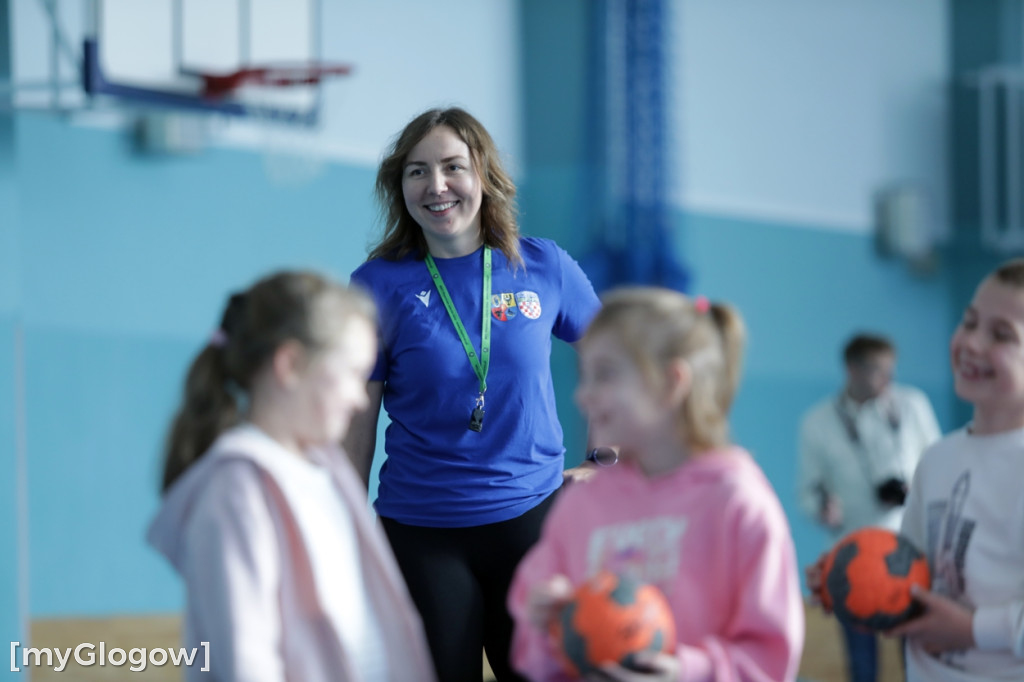 Uczniowie trenowali ze szczypiornistami