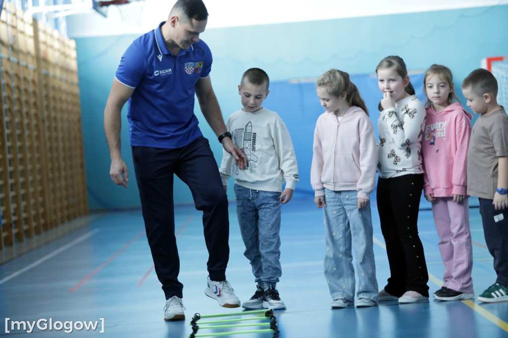 Uczniowie trenowali ze szczypiornistami