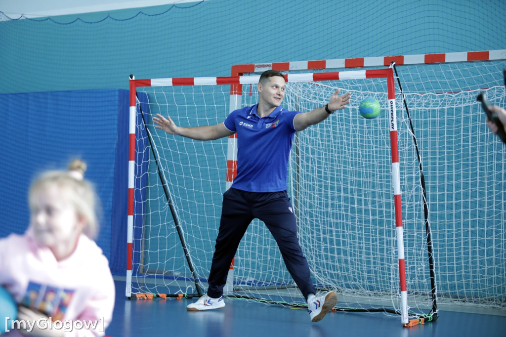 Uczniowie trenowali ze szczypiornistami