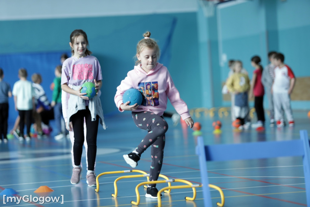 Uczniowie trenowali ze szczypiornistami