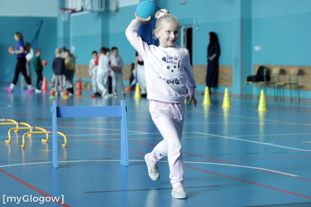 Uczniowie trenowali ze szczypiornistami