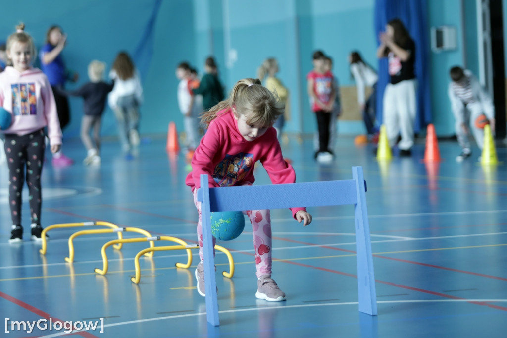 Uczniowie trenowali ze szczypiornistami