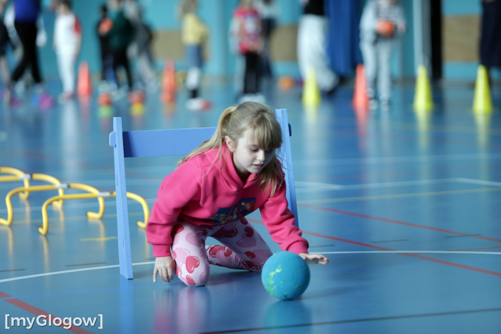 Uczniowie trenowali ze szczypiornistami