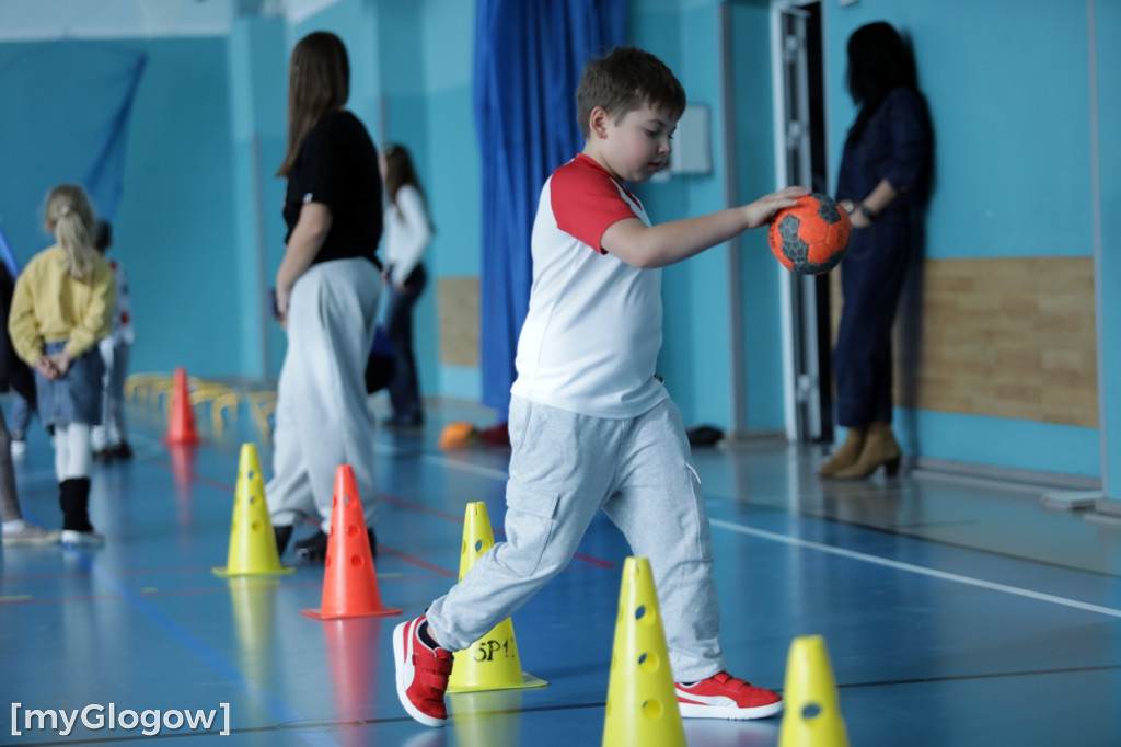 Uczniowie trenowali ze szczypiornistami