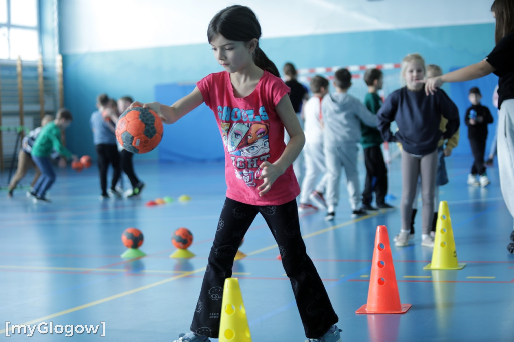 Uczniowie trenowali ze szczypiornistami