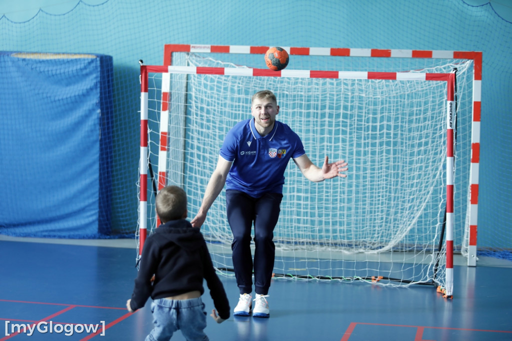 Uczniowie trenowali ze szczypiornistami