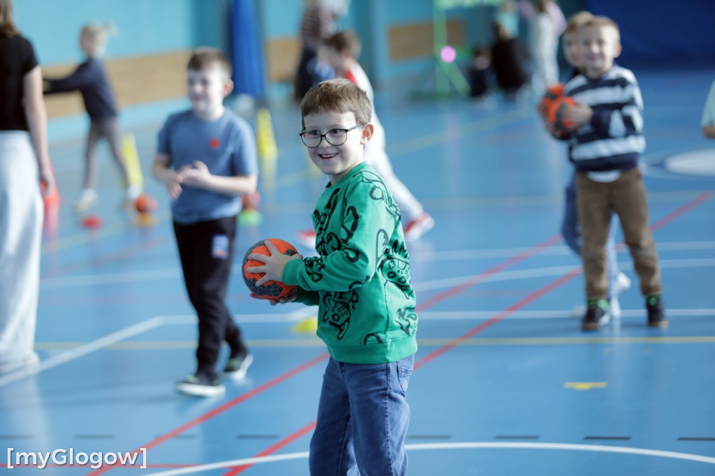 Uczniowie trenowali ze szczypiornistami