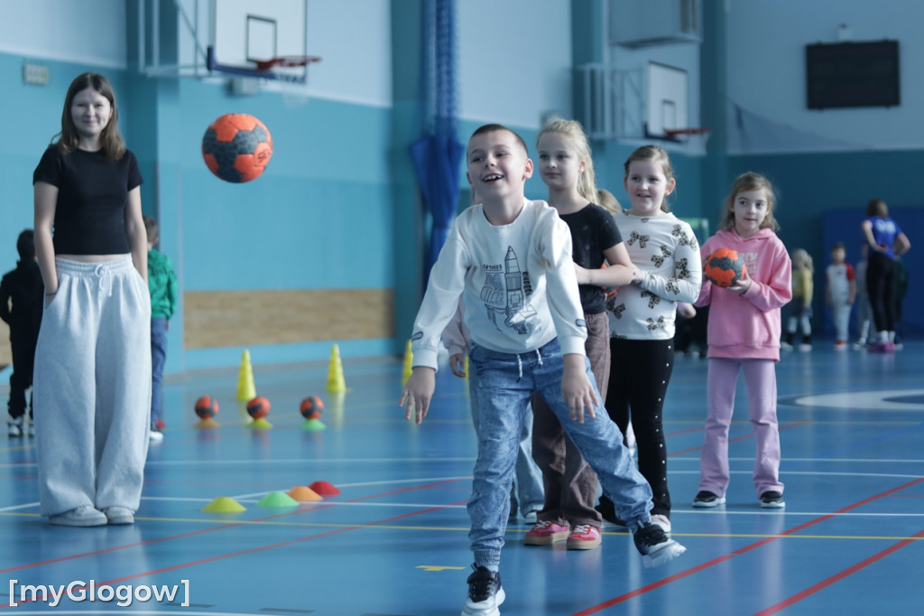 Uczniowie trenowali ze szczypiornistami