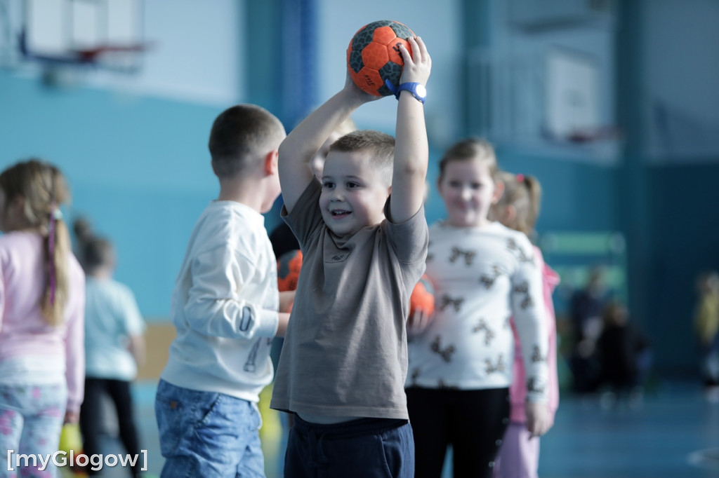 Uczniowie trenowali ze szczypiornistami