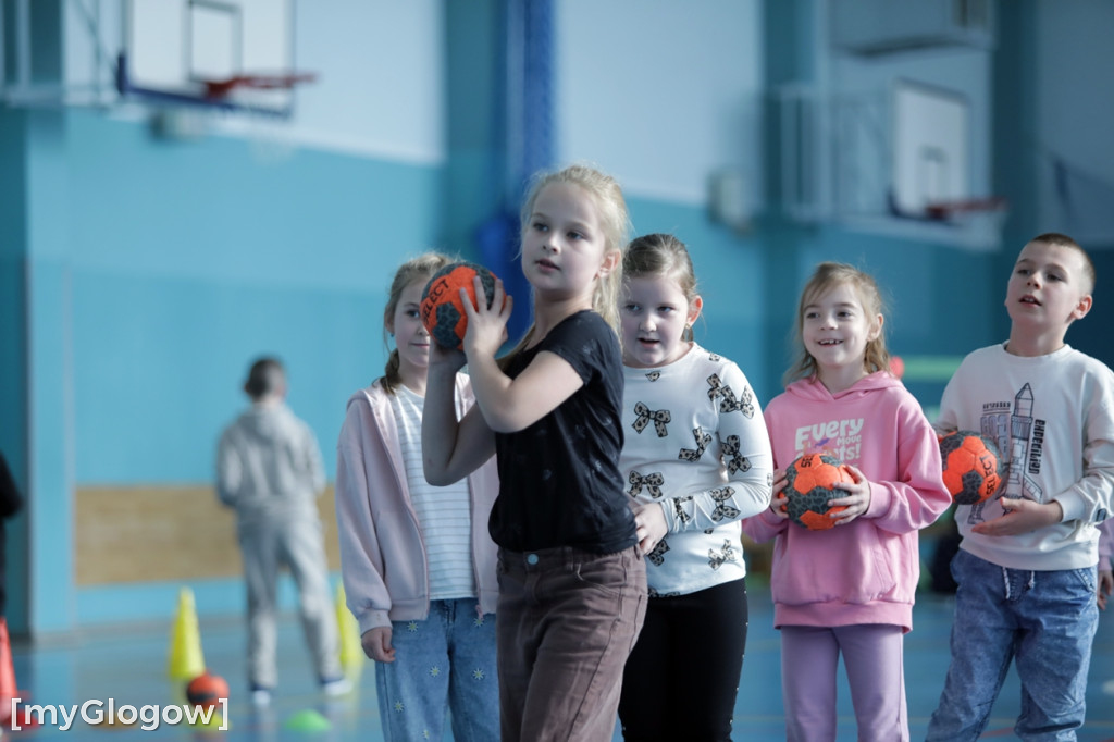 Uczniowie trenowali ze szczypiornistami