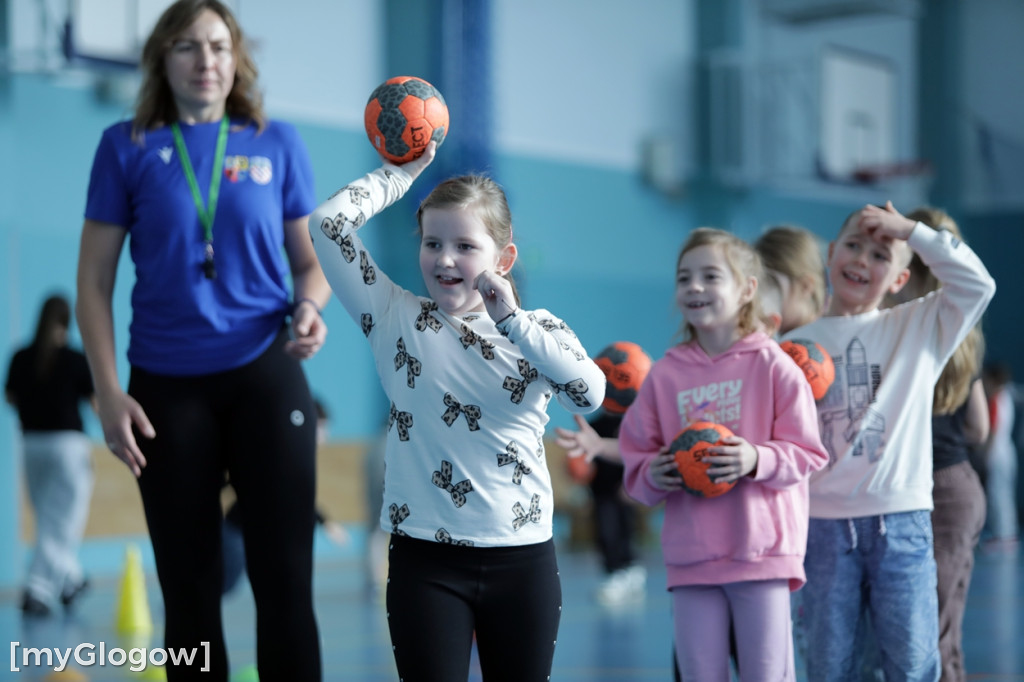 Uczniowie trenowali ze szczypiornistami