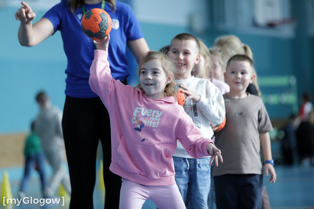 Uczniowie trenowali ze szczypiornistami