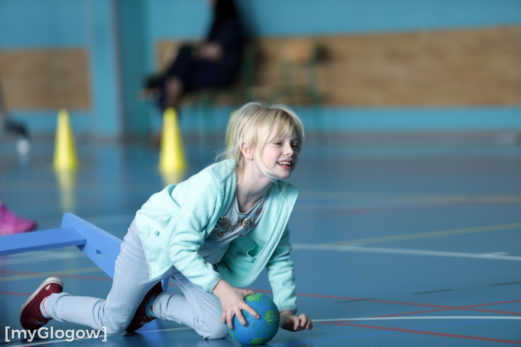 Uczniowie trenowali ze szczypiornistami