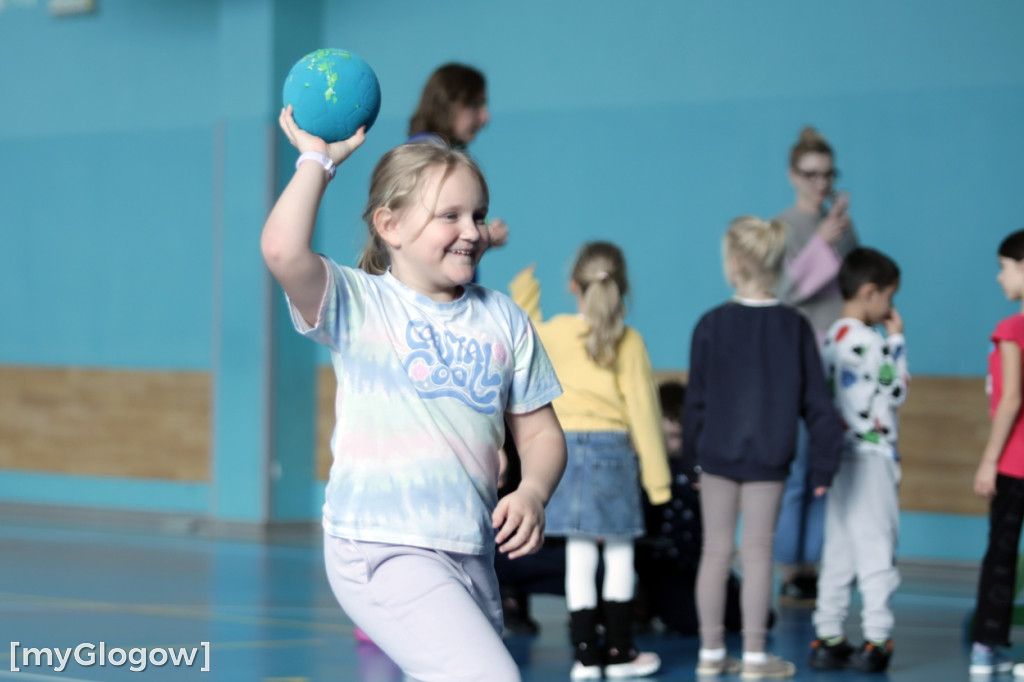 Uczniowie trenowali ze szczypiornistami