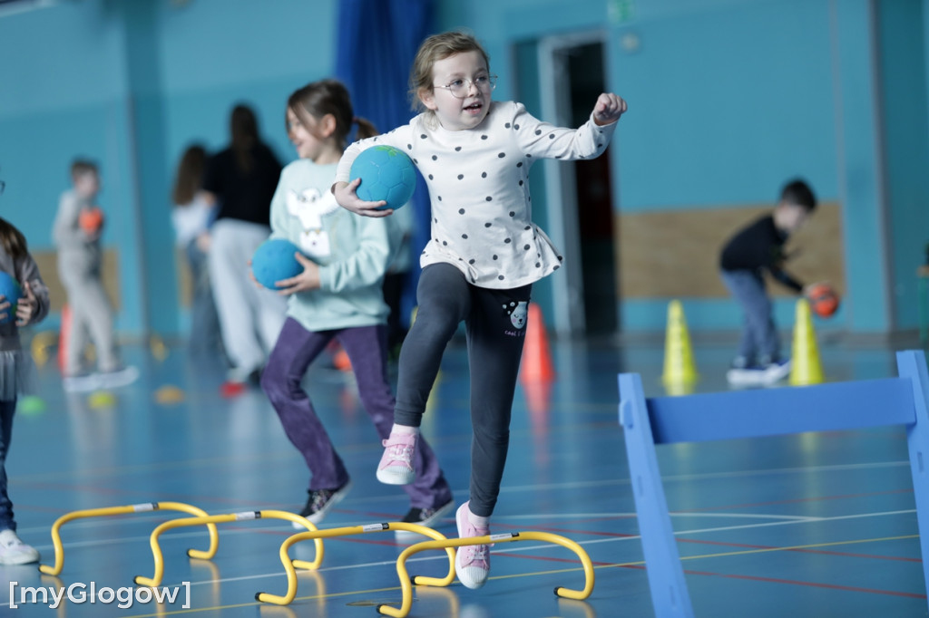 Uczniowie trenowali ze szczypiornistami