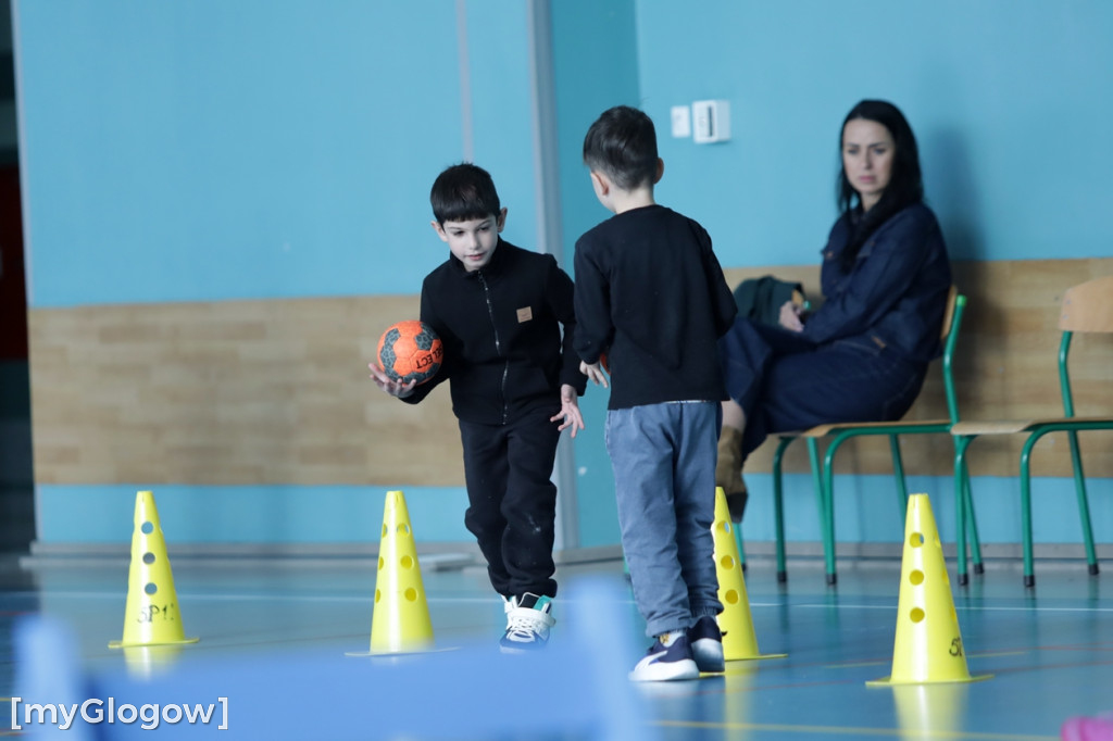 Uczniowie trenowali ze szczypiornistami