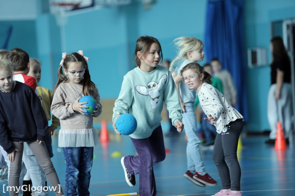Uczniowie trenowali ze szczypiornistami