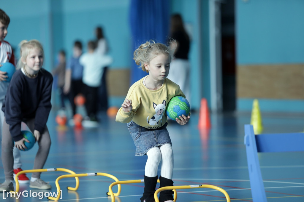 Uczniowie trenowali ze szczypiornistami