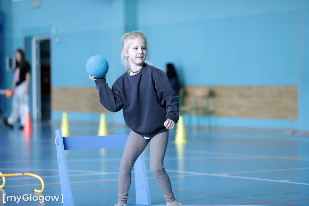 Uczniowie trenowali ze szczypiornistami