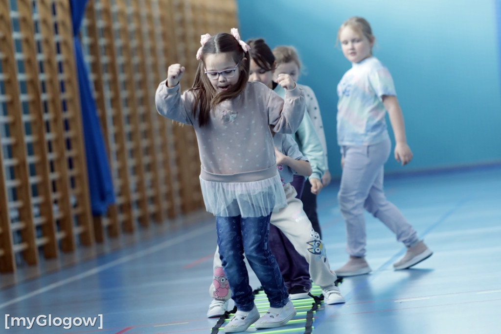 Uczniowie trenowali ze szczypiornistami