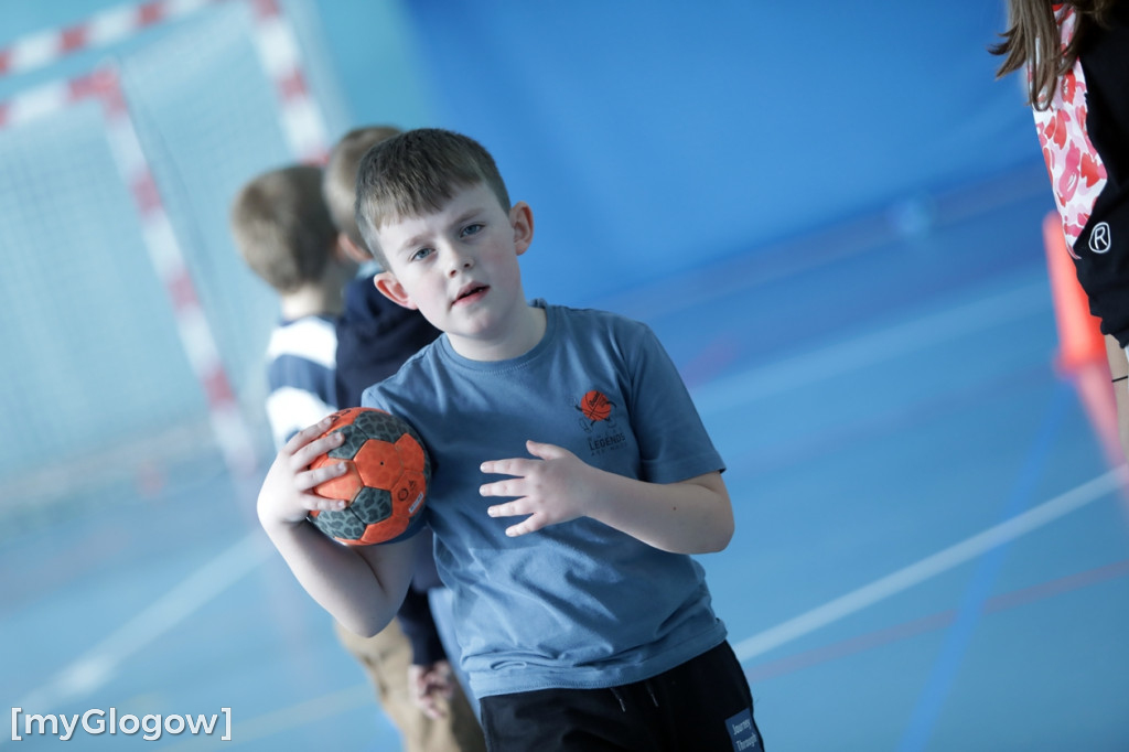 Uczniowie trenowali ze szczypiornistami